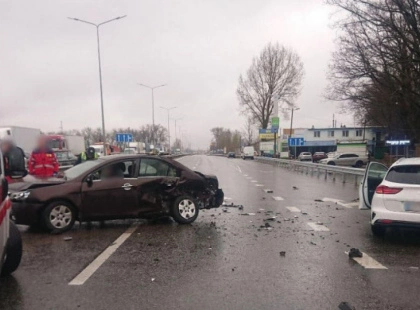 Сильна аварія під Києвом: трасу М-01 перекрито, рух паралізовано
