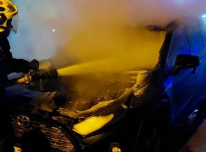 Нічна пожежа в Києві: авто спалахнуло біля багатоповерхівки