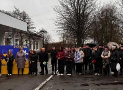 У Великому Карашині відкрили меморіальну дошку герою Віталію Хомку