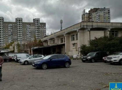 Скандал у Києві: прокуратура вимагає розірвати договір оренди через паркування замість будівництва