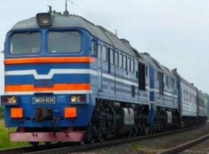 Потяг Київ–Чернівці зупинився біля Ірпінської набережної: пасажири йшли пішки