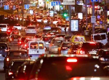 Часткові перекриття доріг у Києві: де зараз найбільші затори