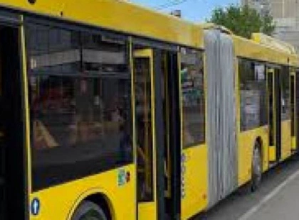 У Києві водієві тролейбуса стало зле за кермом: аварія на проспекті Свободи