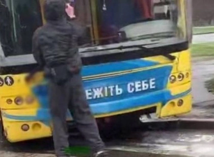 Скандал у Києві: молодики розмалювали тролейбус після ДТП і потрапили в поліцію
