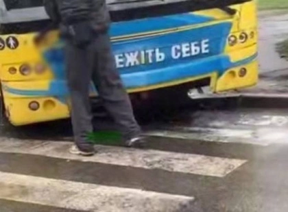 Хуліганство у Києві: молодики розмалювали тролейбус після ДТП