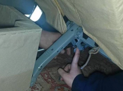 У Києві дівчина застрягла в дивані: довелося викликати рятувальників