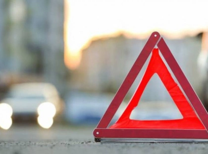"Токійський дрифт" на Печерську: BMW ледь не врізався в зупинку