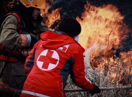Жінка на Київщині підпалила сусідську будівлю, спалюючи траву