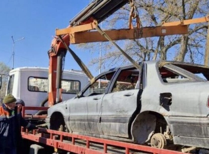 Оболонь без металобрухту: Київ масово прибирає покинуті авто