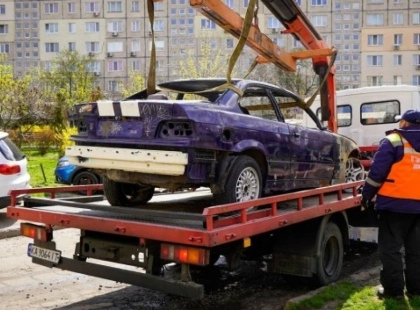 У Києві стартувала кампанія з прибрання покинутих автомобілів в Оболонському районі