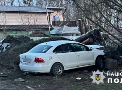 Шокуюча ДТП на Київщині: легковик врізався у бетонні блоки