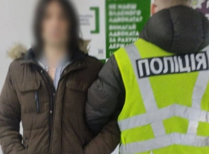 Шахрай виманив 300 тисяч гривень у вдови військового, обіцяючи пам'ятник загиблому