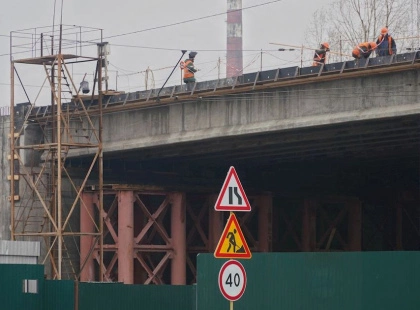 Видубичі: старий міст над залізницею нарешті ремонтують
