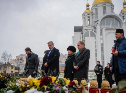 Британські парламентарі відвідали Бучу: вшанували пам’ять та підтримали Україну