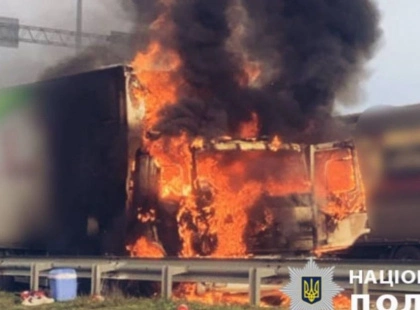 На Житомирській трасі спалахнула фура: що відомо про пожежу під Києвом