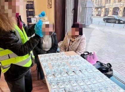 Корупція серед військових: у Київській області затримали військовослужбовицю за хабар за переведення бійців до тилу