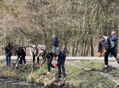 Масштабна толока у Голосіївському парку: як молодь Києва взяла участь у важливій екологічній ініціативі