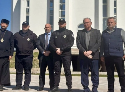Сенатор Тімоті Кейн та представники Посольства США вшанували пам’ять загиблих у Бучі