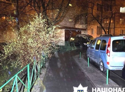 У Києві рецидивіст поранив військового ножем просто біля під’їзду