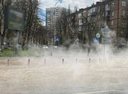 У Києві знову прорвало трубу: перехід метро заливає окропом