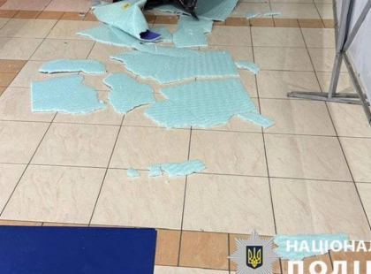 Київ: у ТЦ скло впало просто на дітей! Дівчинка — в лікарні