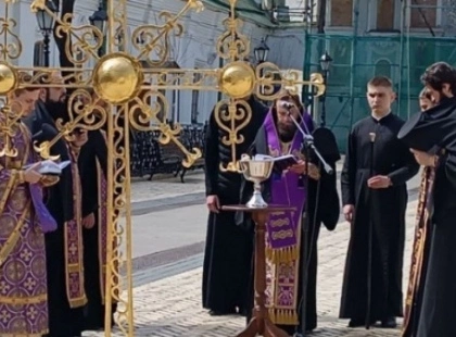 У Києво-Печерській Лаврі повернули 200-річний хрест на Троїцьку церкву