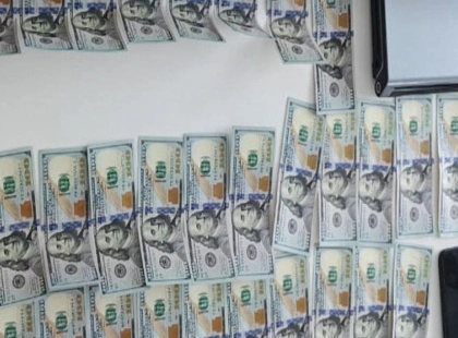У Києві затримано фальшивомонетників, які купували гаджети за підроблені долари