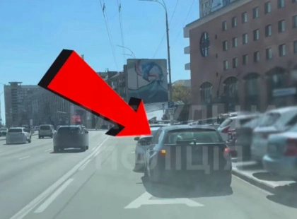 У Києві оштрафували водія BMW за зупинку на смузі для громадського транспорту