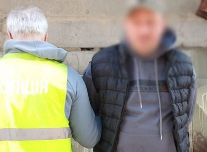Побив і вкрав телефон: напад серед білого дня у Києві