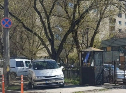 Штрафи на Печерську: водіїв оштрафували за паркування на газонах