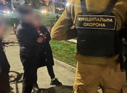 Пустощі зі зброєю: у Києві підлітки влаштували стрілянину в парку