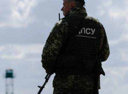 Чоловік з Київщини заліз на сосну, щоб сховатись від прикордонників