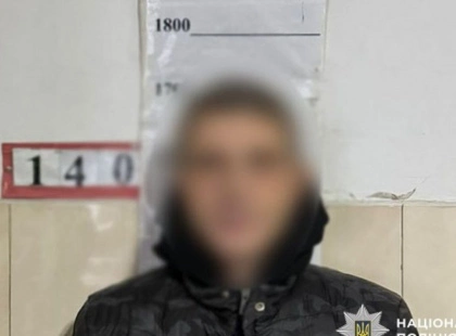 Чоловік обікрав автомобіль у Києві: зловмисник розбив скло і викрав електроінструменти