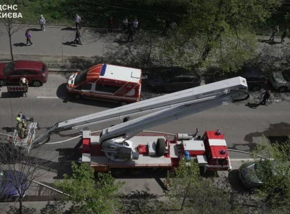 Вогонь охопив дах бізнес-центру в Києві: дим було видно здалеку