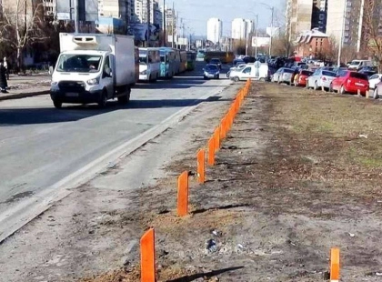Як Київ бореться з паркуванням на газонах: нові стовпчики