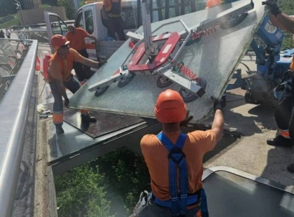 У Києві відновили скляну частину пішохідного мосту: деталі ремонту