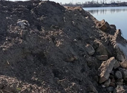 У Києві на березі Дніпра виявлено незаконне сміттєзвалище будівельних відходів