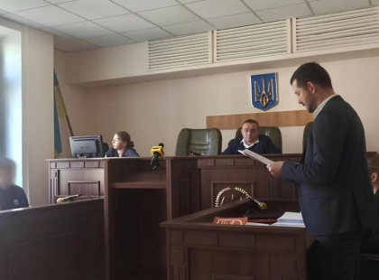 Суд відправив під домашній арешт підлітків, які побили військового в Гідропарку