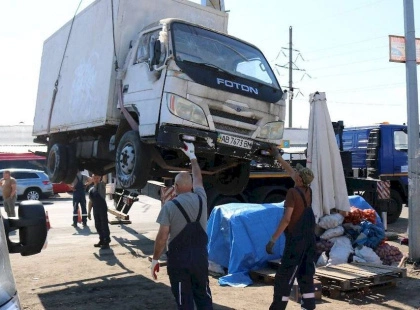 Троєщина змінюється: на вулиці Героїв Енергетиків прибрали старі автолавки та склади