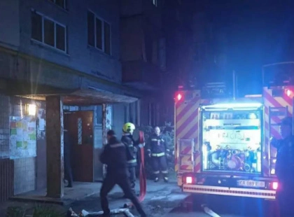 У Києві рятувальники витягли жінку та собаку з палаючої квартири