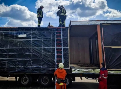 Трагедія на Київщині: чоловік загинув від струму під час перевезення габаритного вантажу