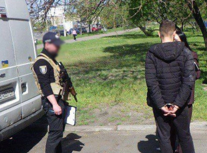 У Деснянському районі Києва затримали молодика за виготовлення та збут наркотиків