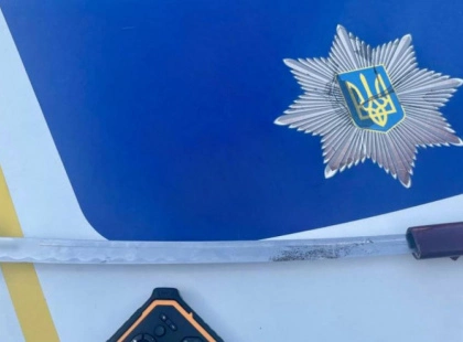 У Києві зупинили чоловіка з мечем — йшов «дивувати» друзів