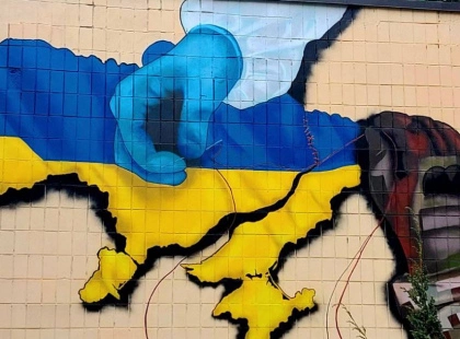 У столичній лікарні з’явився мурал, який "зшиває" Україну: подарунок до Дня прикордонників