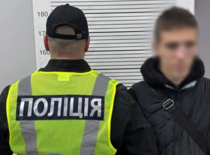 У Голосіївському парку затримали 19-річного наркозакладника: вилучено 67 згортків канабісу