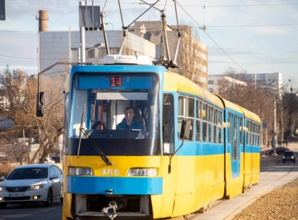 На Лівому березі Києва зупинили трамваї через прорив трубопроводу