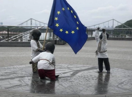 У Києві до Дня Європи переодягнули скульптури засновників міста