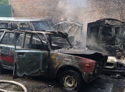 У Києві на Печерську згоріли одразу п’ять покинутих автівок