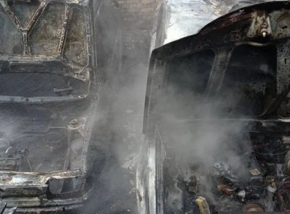 Пожежа на Печерську: у дворі згоріли покинуті авто — що відомо
