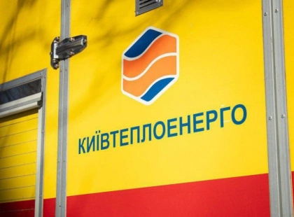 Вода хлинула на дорогу: на Позняках прорвало тепломережу — що відомо